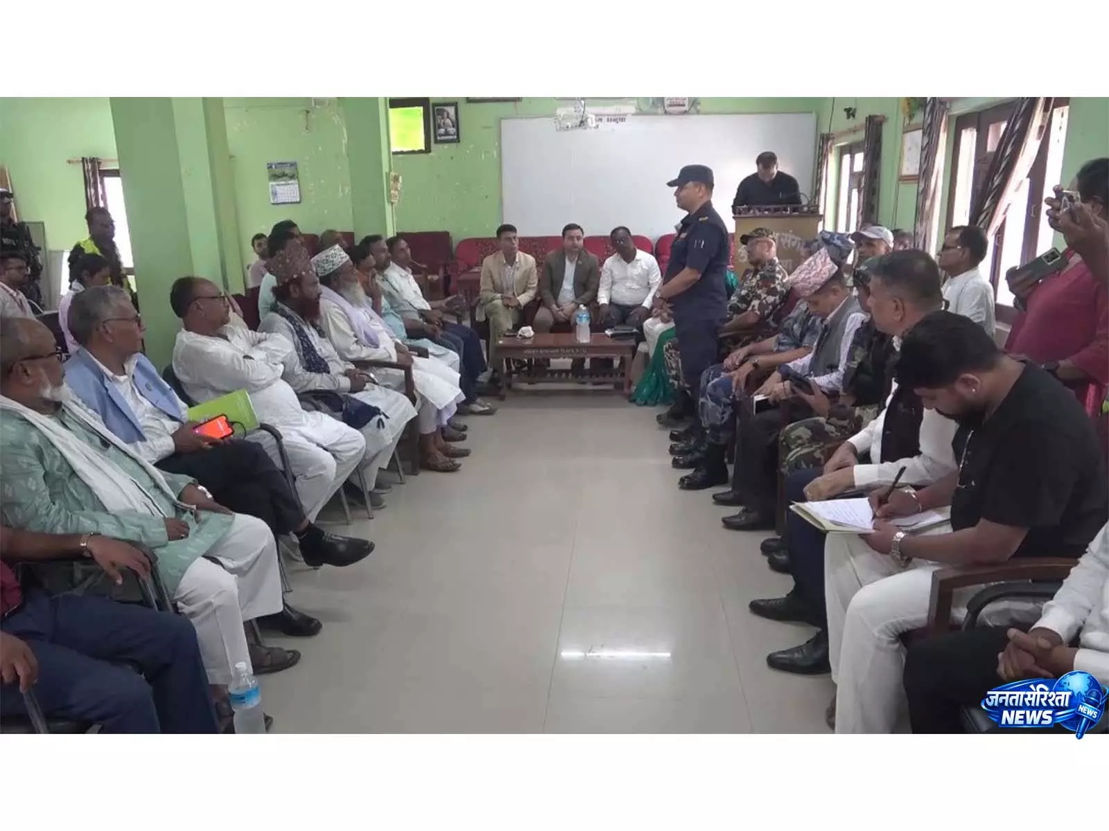 अधिकारी नेपाल के दक्षिणी मैदानी इलाकों में तनावपूर्ण स्थिति को सुलझाने के लिए समुदायों के साथ बातचीत कर रहे अधिकारी नेपाल के दक्षिणी मैदानी इलाकों में तनावपूर्ण स्थिति को सुलझाने के लिए समुदायों के साथ बातचीत कर रहे