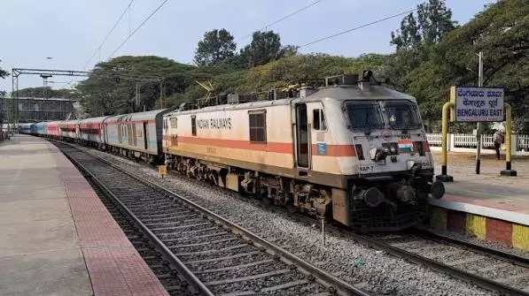 रेलवे निरीक्षकों की मिसाल: जान बचाने और बच्चों की सुरक्षा पर सम्मान रेलवे निरीक्षकों की मिसाल: जान बचाने और बच्चों की सुरक्षा पर सम्मान