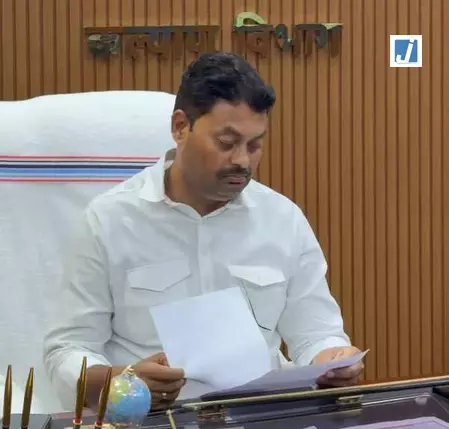 मंत्री के सामने ही डेटा ऑपरेटर ने मांगी 50 हजार की रिश्वत, एक घंटे में सस्पेंसन ऑर्डर जारी करने का आदेश मंत्री के सामने ही डेटा ऑपरेटर ने मांगी 50 हजार की रिश्वत, एक घंटे में सस्पेंसन ऑर्डर जारी करने का आदेश