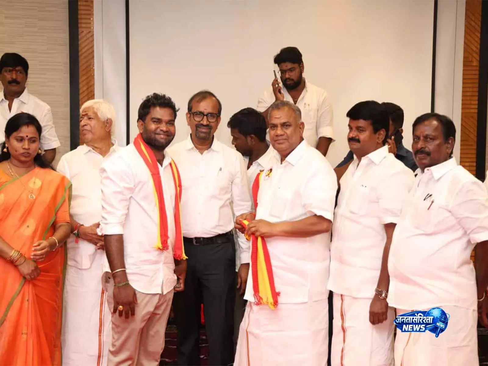 चेन्नई में पूर्व सांसदों और विधायकों समेत AIADMK के 1,000 से ज़्यादा पदाधिकारी TVK में हुए शामिल चेन्नई में पूर्व सांसदों और विधायकों समेत AIADMK के 1,000 से ज़्यादा पदाधिकारी TVK में हुए शामिल