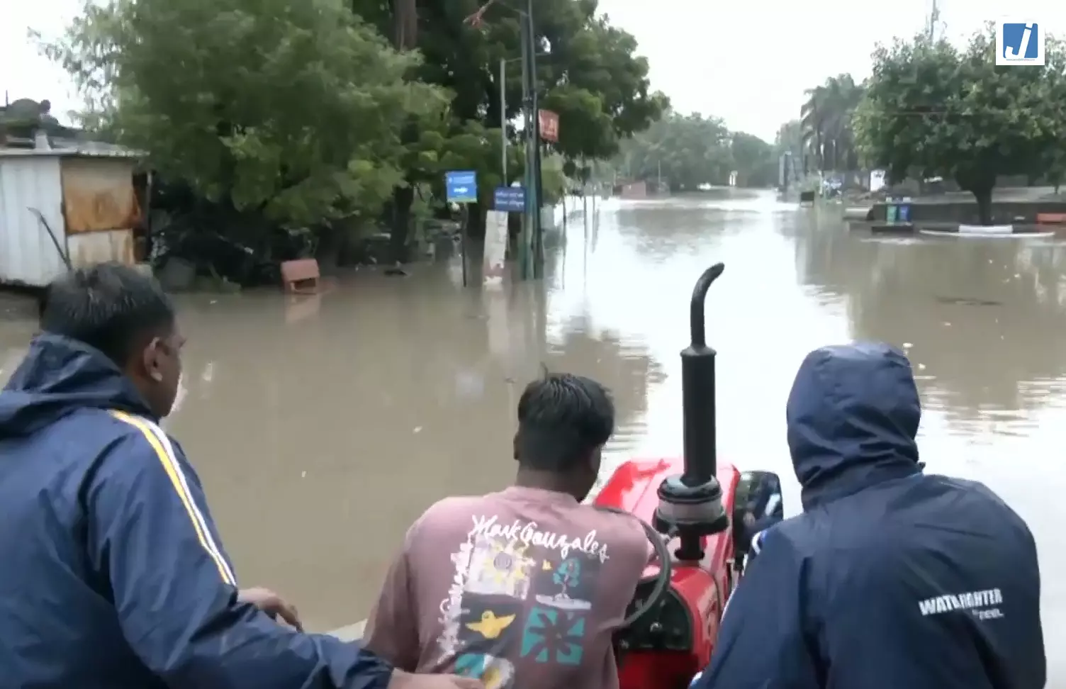भारी बारिश से बाढ़ जैसे हालात, पुलिस और फायर ब्रिगेड ने शुरू किया रेस्क्यू ऑपरेशन भारी बारिश से बाढ़ जैसे हालात, पुलिस और फायर ब्रिगेड ने शुरू किया रेस्क्यू ऑपरेशन