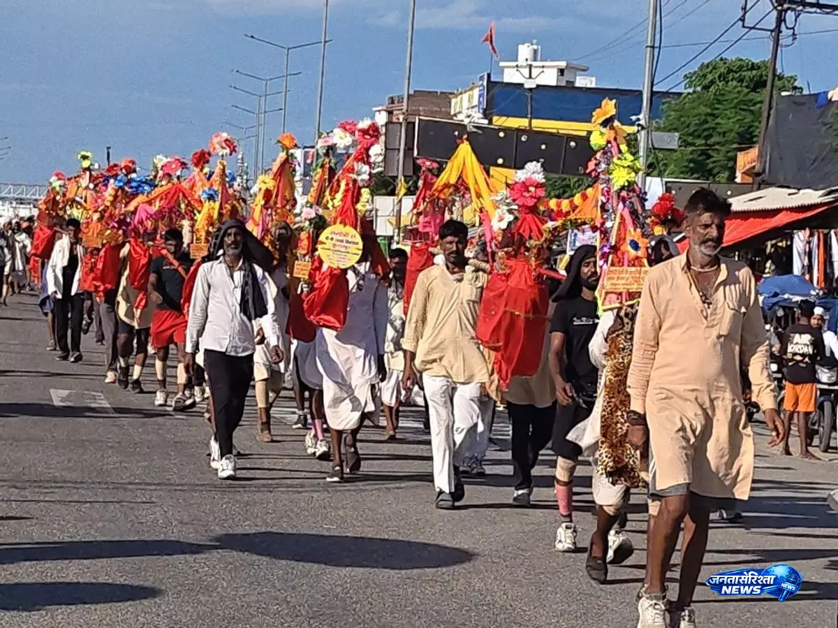 बोल बम के जयकारों से गूंजे रास्ते, कांवड़ियों के स्वागत में उमड़े लोग बोल बम के जयकारों से गूंजे रास्ते, कांवड़ियों के स्वागत में उमड़े लोग