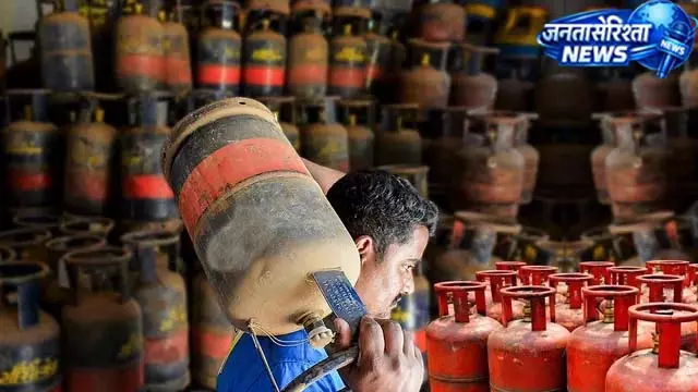 होटल-रेस्टोरेंट कारोबारियों को फायदा, सस्ता हुआ कमर्शियल गैस सिलिंडर होटल-रेस्टोरेंट कारोबारियों को फायदा, सस्ता हुआ कमर्शियल गैस सिलिंडर