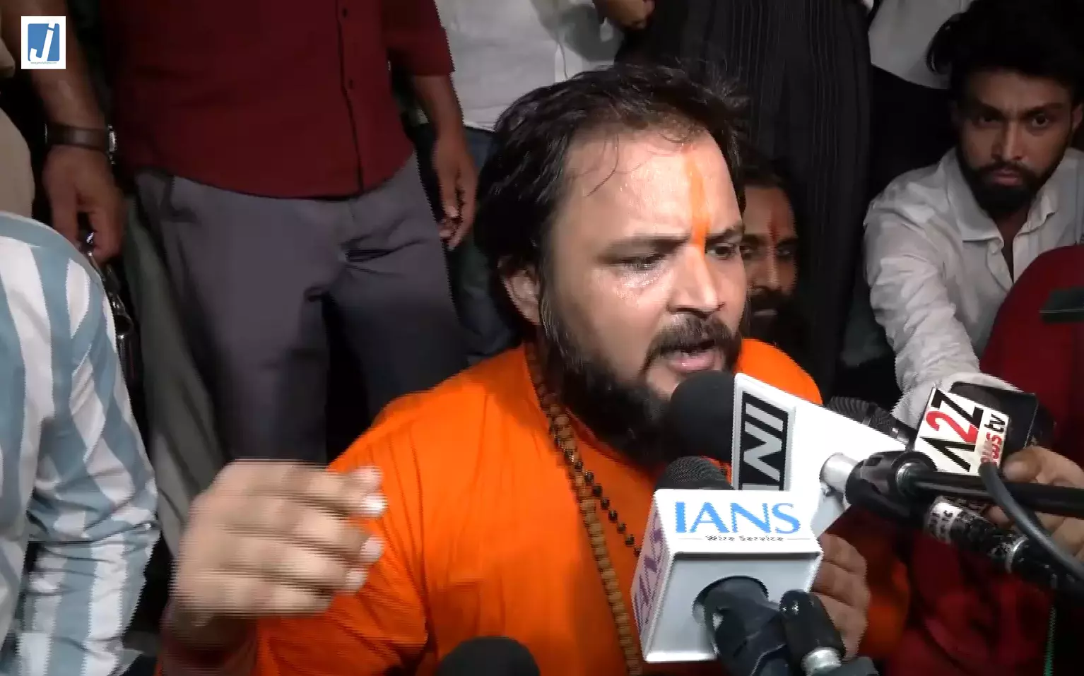 पप्पू यादव के भगवा वस्त्र विवाद पर संतों का विरोध तेज, रंजीत रंजन के आवास के बाहर प्रदर्शन पप्पू यादव के भगवा वस्त्र विवाद पर संतों का विरोध तेज, रंजीत रंजन के आवास के बाहर प्रदर्शन