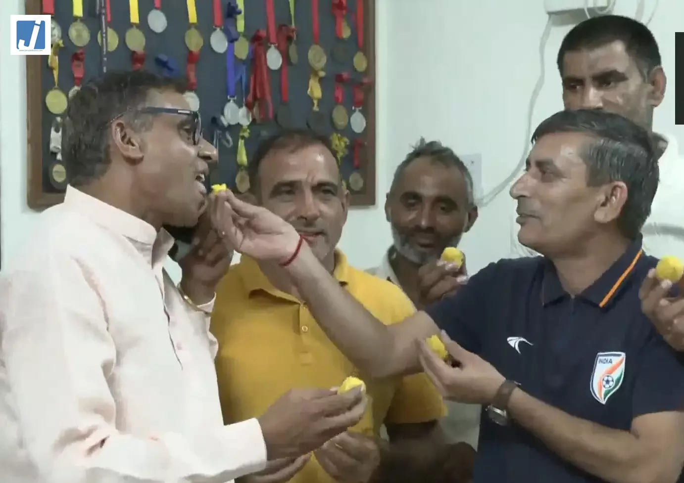 कॉमनवेल्थ गेम्स में साक्षी चौधरी ने जीता गोल्ड, भिवानी में परिवार ने मनाया जश्न कॉमनवेल्थ गेम्स में साक्षी चौधरी ने जीता गोल्ड, भिवानी में परिवार ने मनाया जश्न