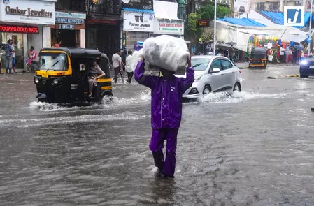 महाराष्ट्र के कई जिलों में अगले पांच दिन भारी बारिश और आंधी-तूफान का अलर्ट महाराष्ट्र के कई जिलों में अगले पांच दिन भारी बारिश और आंधी-तूफान का अलर्ट