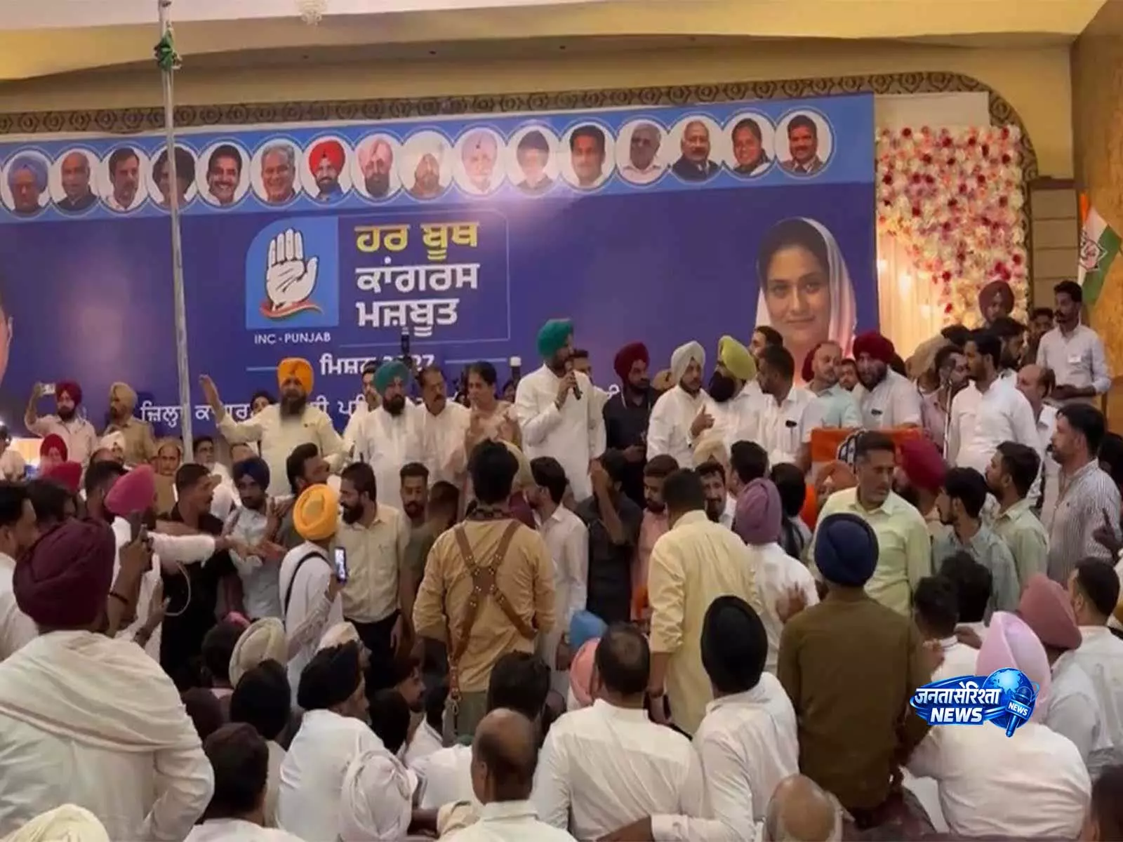 पंजाब कांग्रेस में कलह तेज, चन्नी के समर्थन में लगे नारे पंजाब कांग्रेस में कलह तेज, चन्नी के समर्थन में लगे नारे