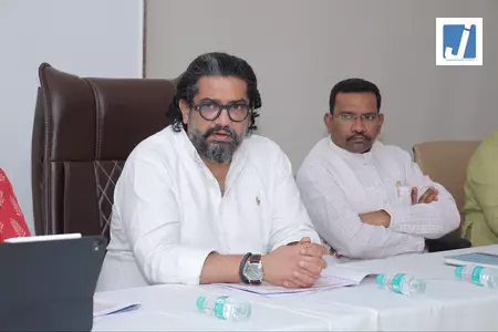महाराष्ट्र: अतिवृष्टि से क्षतिग्रस्त सड़कों का निरीक्षण करने पालघर पहुंचे मंत्री शिवेंद्रराजे भोसले महाराष्ट्र: अतिवृष्टि से क्षतिग्रस्त सड़कों का निरीक्षण करने पालघर पहुंचे मंत्री शिवेंद्रराजे भोसले