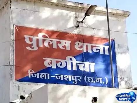 17 वर्षीय किशोरी का पेड़ से लटका मिला शव, दुष्कर्म की आशंका 17 वर्षीय किशोरी का पेड़ से लटका मिला शव, दुष्कर्म की आशंका