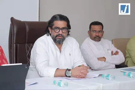 महाराष्ट्र: अतिवृष्टि से क्षतिग्रस्त सड़कों का निरीक्षण करने पालघर पहुंचे मंत्री शिवेंद्रराजे भोसले महाराष्ट्र: अतिवृष्टि से क्षतिग्रस्त सड़कों का निरीक्षण करने पालघर पहुंचे मंत्री शिवेंद्रराजे भोसले