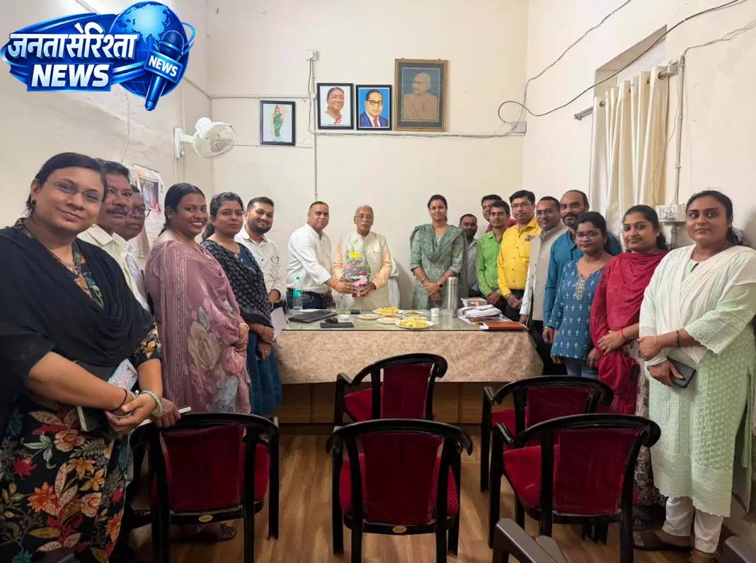 श्रमायुक्त कार्यालय पहुंचे डॉ. सिंह श्रमायुक्त कार्यालय पहुंचे डॉ. सिंह