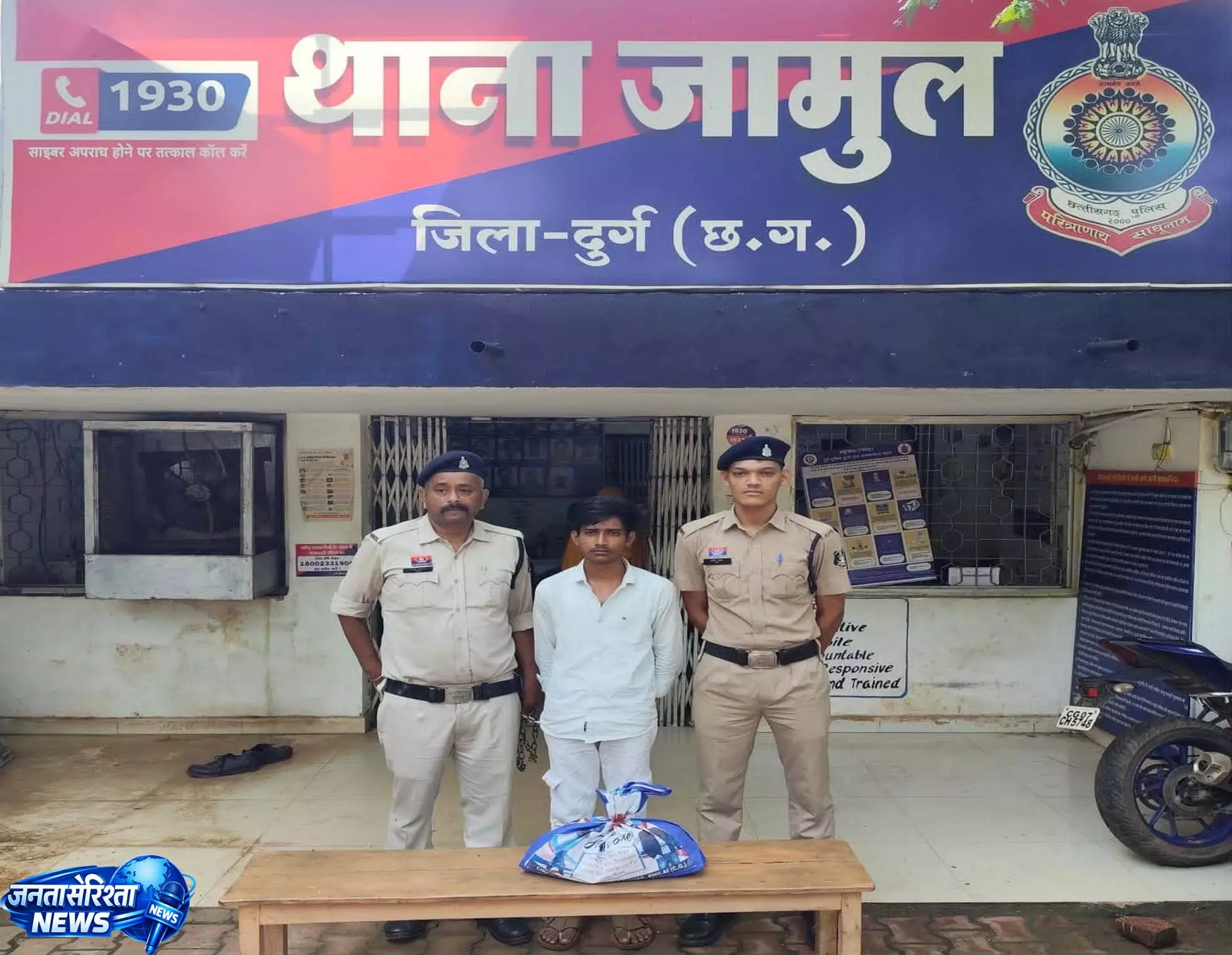 जामुल में गांजा बेचते युवक गिरफ्तार, 1.18 लाख का माल जब्त जामुल में गांजा बेचते युवक गिरफ्तार, 1.18 लाख का माल जब्त