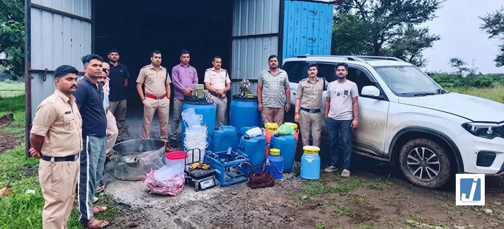 अवैध मेफेड्रोन ड्रग फैक्ट्री का भंडाफोड़, 25 लाख रुपए से अधिक का सामान जब्त अवैध मेफेड्रोन ड्रग फैक्ट्री का भंडाफोड़, 25 लाख रुपए से अधिक का सामान जब्त