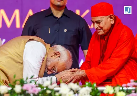 पीएम मोदी ने जारी किए वाल्मीकि रामायण और वेदांत भिक्षुओं की कहानियों के कन्नड़ अनुवाद पीएम मोदी ने जारी किए वाल्मीकि रामायण और वेदांत भिक्षुओं की कहानियों के कन्नड़ अनुवाद