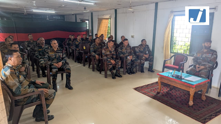 असम राइफल्स ने मणिपुर में मजबूत किए सिविल-मिलिट्री संबंध, युवाओं और जरूरतमंदों की मदद असम राइफल्स ने मणिपुर में मजबूत किए सिविल-मिलिट्री संबंध, युवाओं और जरूरतमंदों की मदद