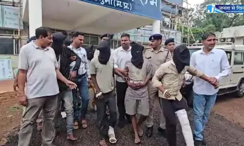बाइक पंचर होने पर रुके कपल, युवती के साथ गैंगरेप की कोशिश बाइक पंचर होने पर रुके कपल, युवती के साथ गैंगरेप की कोशिश