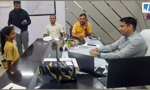 मासूम अपनी मांग लेकर डीएम की जनसुनवाई में पहुंची...IAS ने की सराहना मासूम अपनी मांग लेकर डीएम की जनसुनवाई में पहुंची...IAS ने की सराहना