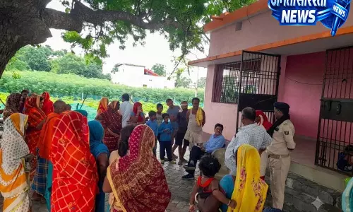 आंगनबाड़ी केंद्र से बरामद हुए घड़ों में बंद सांप, सीओ ने सेविका को लगाई फटकार आंगनबाड़ी केंद्र से बरामद हुए घड़ों में बंद सांप, सीओ ने सेविका को लगाई फटकार