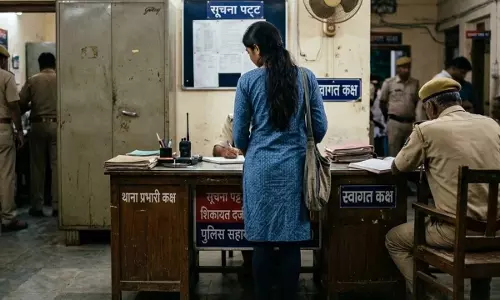 मेरठ में फर्जी पुलिस दफ्तर का भंडाफोड़ मेरठ में फर्जी पुलिस दफ्तर का भंडाफोड़