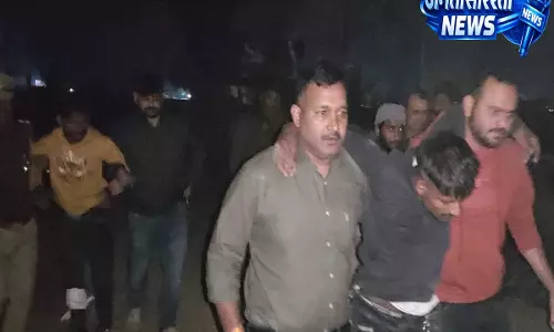 तरनतारन में तस्करों की गोलीबारी से दहशत, 3 साल की बच्ची और पुलिसकर्मी घायल तरनतारन में तस्करों की गोलीबारी से दहशत, 3 साल की बच्ची और पुलिसकर्मी घायल