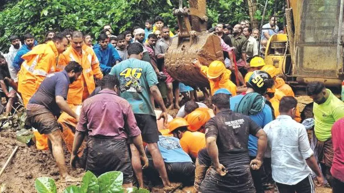 Kerala में भारी बारिश के बीच IMD की बारिश की चेतावनियों पर सवाल उठे Kerala में भारी बारिश के बीच IMD की बारिश की चेतावनियों पर सवाल उठे
