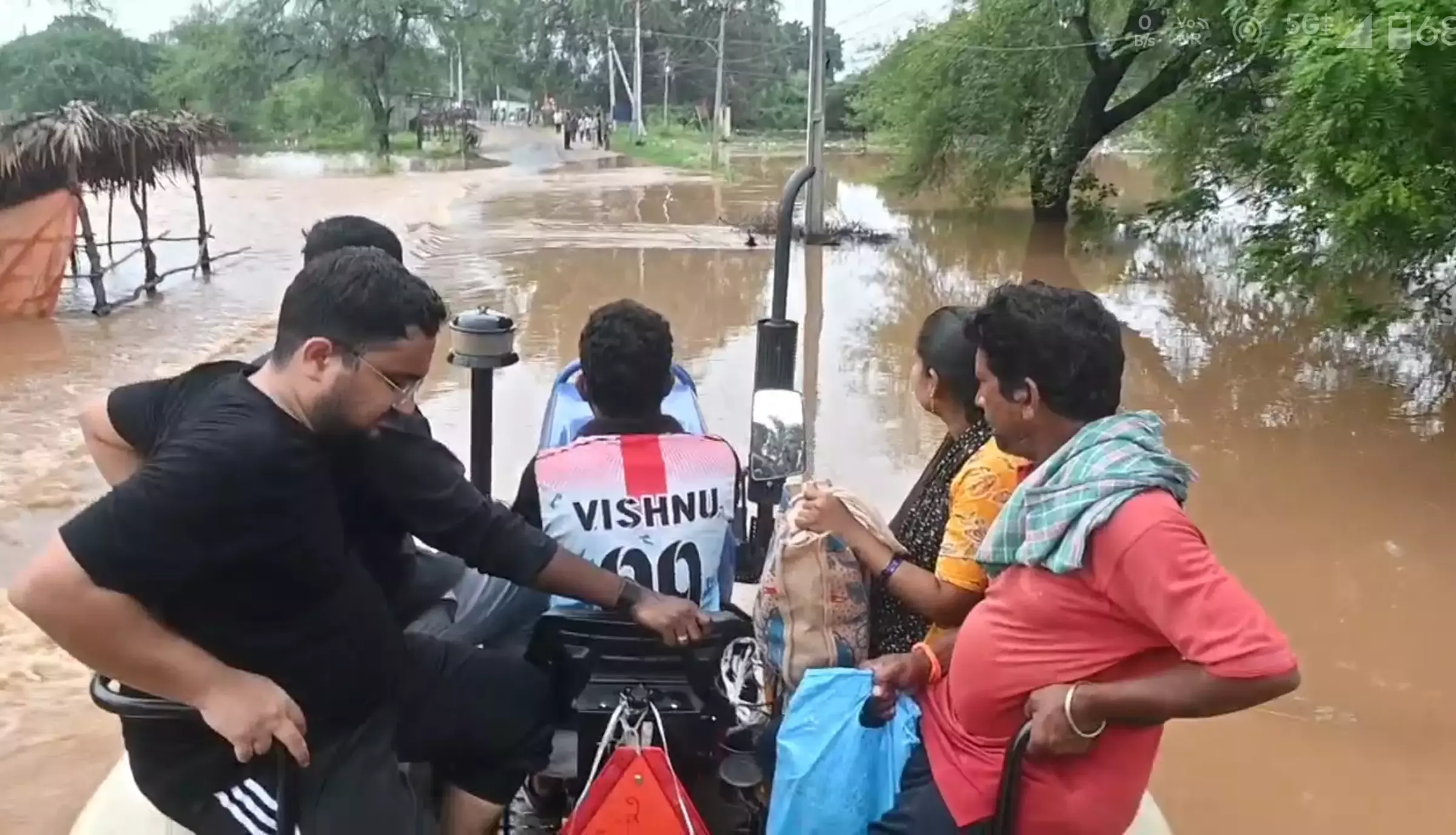 Andhra: गोदावरी ज़िलों में बाढ़ से 100 गाँव कटे Andhra: गोदावरी ज़िलों में बाढ़ से 100 गाँव कटे
