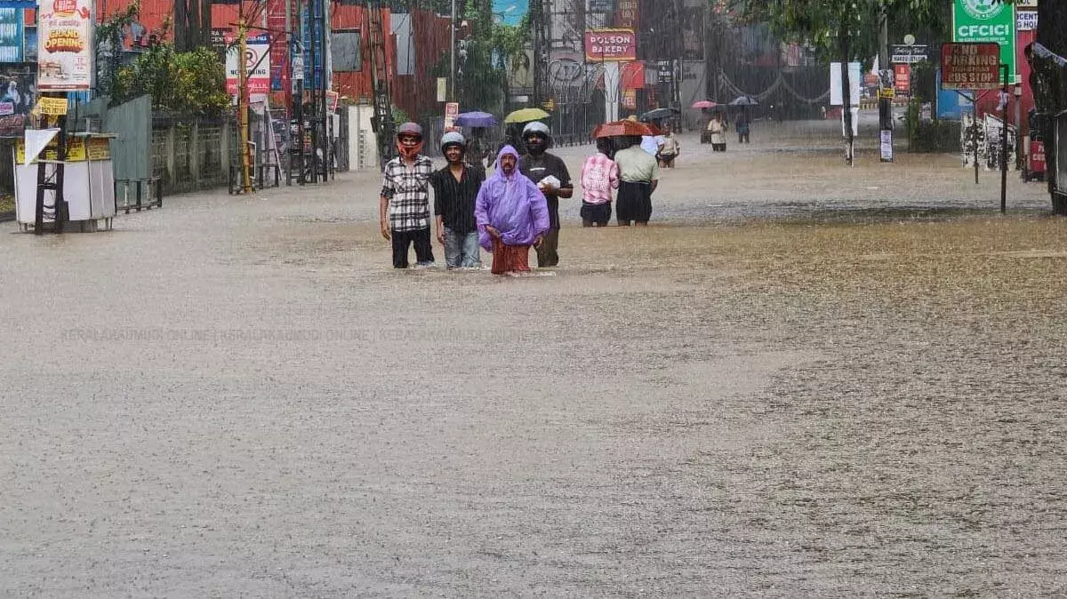 Kerala में कल भी भारी बारिश जारी रहेगी; 12 जिलों के लिए ऑरेंज अलर्ट जारी किया Kerala में कल भी भारी बारिश जारी रहेगी; 12 जिलों के लिए ऑरेंज अलर्ट जारी किया