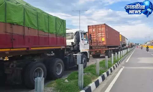 सोनौली बॉर्डर पर 10 किमी ट्रक जाम सोनौली बॉर्डर पर 10 किमी ट्रक जाम