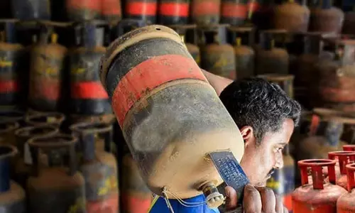 कमर्शियल LPG सिलिंडर के दामों में बड़ी कटौती, कारोबारियों को मिली राहत