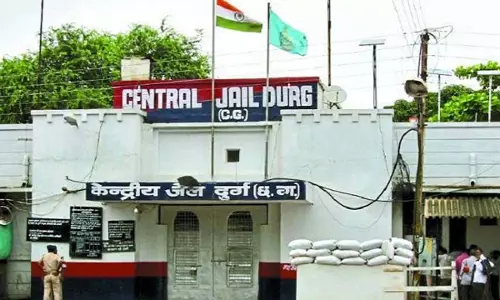 जेल अधिकारी को कलेक्टर ने थमाया नोटिस जेल अधिकारी को कलेक्टर ने थमाया नोटिस