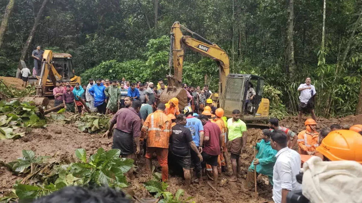 Kerala में बारिश का कहर: 8 लोगों की मौत, कन्नूर में एक व्यक्ति के बह जाने की आशंका Kerala में बारिश का कहर: 8 लोगों की मौत, कन्नूर में एक व्यक्ति के बह जाने की आशंका