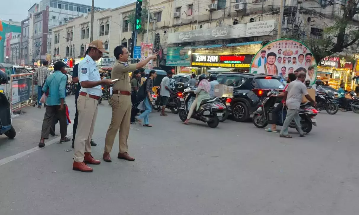 उज्जयिनी महांकाली बोनालू जतरा शुरू होने पर हैदराबाद ट्रैफिक पुलिस ने व्यवस्थाओं की समीक्षा की उज्जयिनी महांकाली बोनालू जतरा शुरू होने पर हैदराबाद ट्रैफिक पुलिस ने व्यवस्थाओं की समीक्षा की