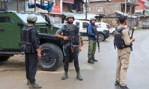 बारामूला में सुरक्षाबलों ने ओवर ग्राउंड वर्कर को किया गिरफ्तार, हथियार और गोला-बारूद बरामद बारामूला में सुरक्षाबलों ने ओवर ग्राउंड वर्कर को किया गिरफ्तार, हथियार और गोला-बारूद बरामद