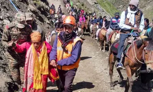 Srinagar हाईवे खुलते ही यात्रियों का जत्था रवाना Srinagar हाईवे खुलते ही यात्रियों का जत्था रवाना