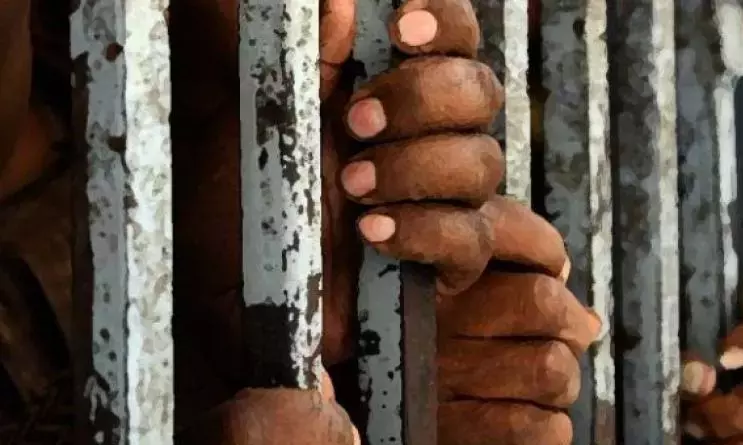 Telangana: कुतुबुल्लापुर में हॉस्टल के तीन छात्र 8 किलो गांजा के साथ पकड़े गए
