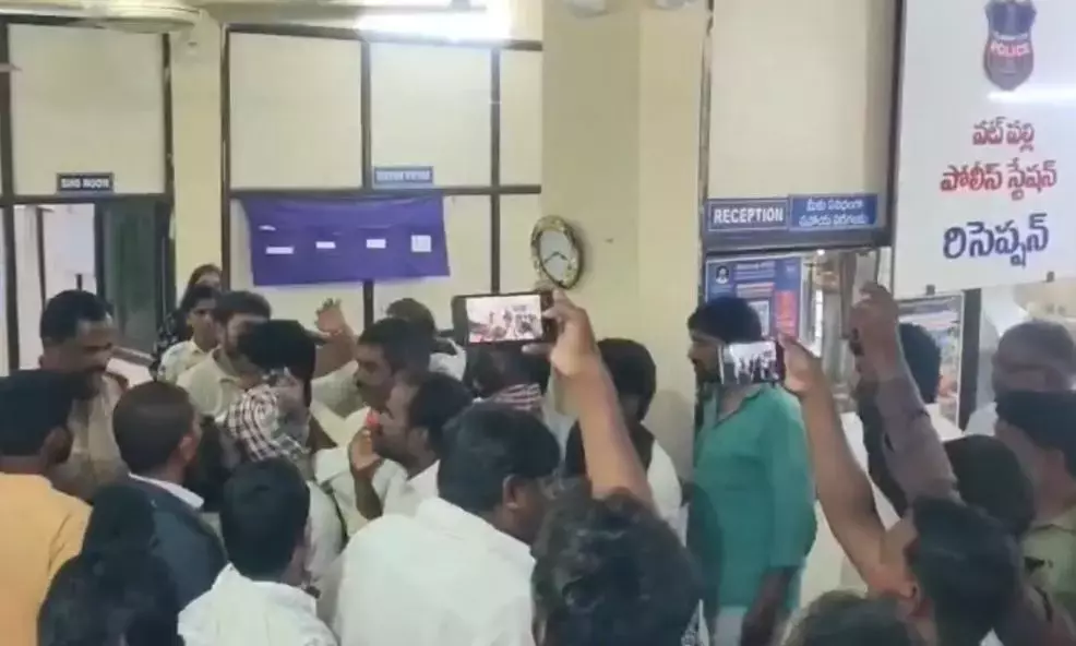 Telangana: संगारेड्डी में युवक की मौत के बाद ग्रामीणों ने वटपल्ली पुलिस स्टेशन में तोड़फोड़ की