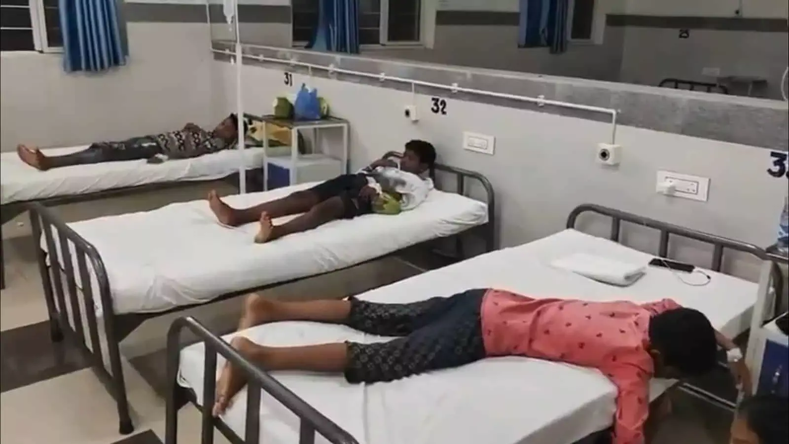मंचेरियल में खाना खाने के बाद हॉस्टल के 7 छात्र बीमार, अस्पताल में भर्ती मंचेरियल में खाना खाने के बाद हॉस्टल के 7 छात्र बीमार, अस्पताल में भर्ती