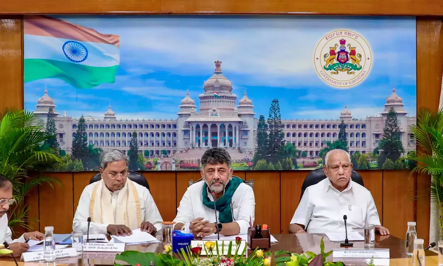 किसानों का हित राजनीति से महत्वपूर्ण: सर्वदलीय बैठक में डीकेएस किसानों का हित राजनीति से महत्वपूर्ण: सर्वदलीय बैठक में डीकेएस
