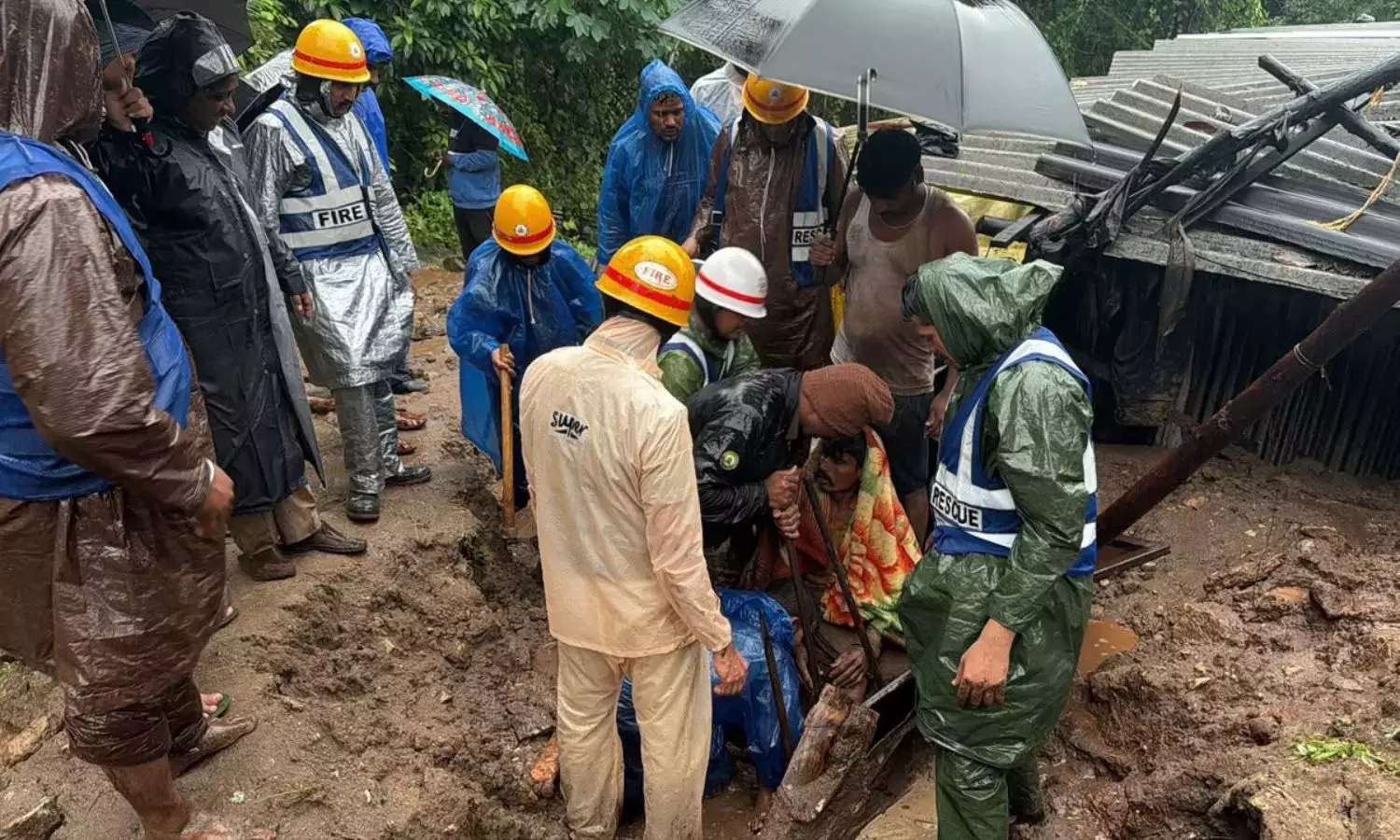 Karnataka: शिवमोग्गा में बारिश के कारण हुए भूस्खलन में एक ही परिवार के तीन लोगों की मौत Karnataka: शिवमोग्गा में बारिश के कारण हुए भूस्खलन में एक ही परिवार के तीन लोगों की मौत