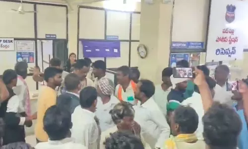 व्यक्ति की मौत से संगारेड्डी में तनाव, गुस्साए ग्रामीणों का पुलिस थाने पर हंगामा व्यक्ति की मौत से संगारेड्डी में तनाव, गुस्साए ग्रामीणों का पुलिस थाने पर हंगामा