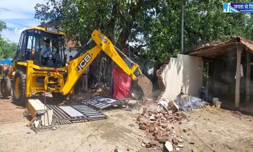 धमतरी के इस गांव में चला बुलडोजर धमतरी के इस गांव में चला बुलडोजर