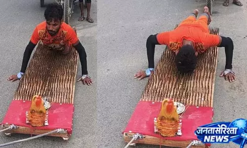 कांवड़ यात्रा में अनोखा संकल्प, नुकीली कीलों पर दंडवत कर रहे भक्त कांवड़ यात्रा में अनोखा संकल्प, नुकीली कीलों पर दंडवत कर रहे भक्त