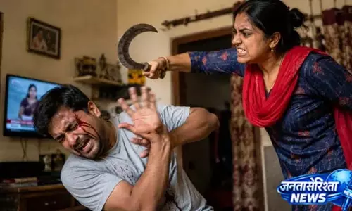 टीवी चैनल बदलना पड़ा भारी, पत्नी ने पति पर हंसिये से किया हमला टीवी चैनल बदलना पड़ा भारी, पत्नी ने पति पर हंसिये से किया हमला