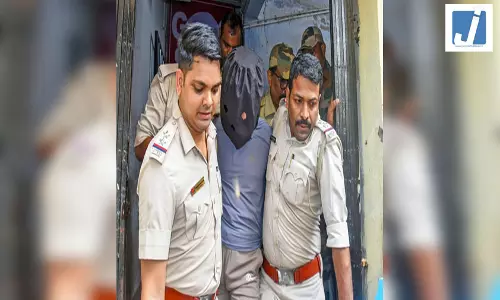 जैश-ए-मोहम्मद के संदिग्ध आतंकी की सिलाई की दुकान मिली, पिता फरार जैश-ए-मोहम्मद के संदिग्ध आतंकी की सिलाई की दुकान मिली, पिता फरार
