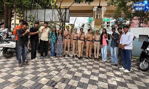 फ्रेंडशिप डे पर पुलिस को बांधे बैंड, भरोसे का दिया संदेश फ्रेंडशिप डे पर पुलिस को बांधे बैंड, भरोसे का दिया संदेश