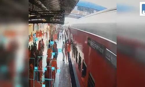स्टेशन पर RPF सिपाही की सतर्कता से दो कांवड़ियों की जान बची, LIVE वीडियो... स्टेशन पर RPF सिपाही की सतर्कता से दो कांवड़ियों की जान बची, LIVE वीडियो...