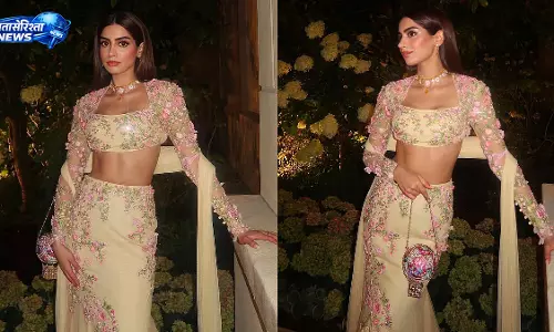 खुशी कपूर का बटर-येलो वेडिंग लुक हुआ चर्चा में खुशी कपूर का बटर-येलो वेडिंग लुक हुआ चर्चा में