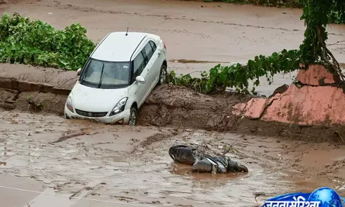 Monsoon का कहर जारी, कई राज्यों में अगले 24 घंटे भारी पड़ने की आशंका Monsoon का कहर जारी, कई राज्यों में अगले 24 घंटे भारी पड़ने की आशंका