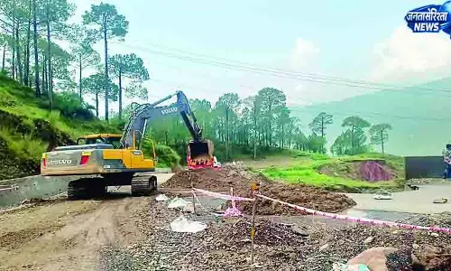 कोटरोपी में युद्ध स्तर पर मरम्मत का काम कोटरोपी में युद्ध स्तर पर मरम्मत का काम