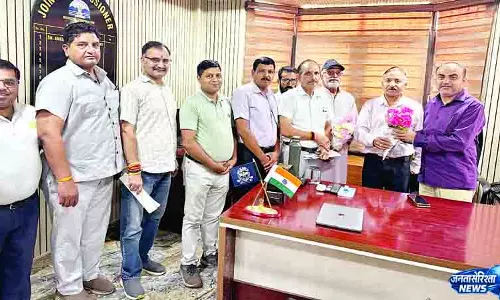 समस्याओं को लेकर आयुक्त से मिला प्रतिनिधिमंडल समस्याओं को लेकर आयुक्त से मिला प्रतिनिधिमंडल